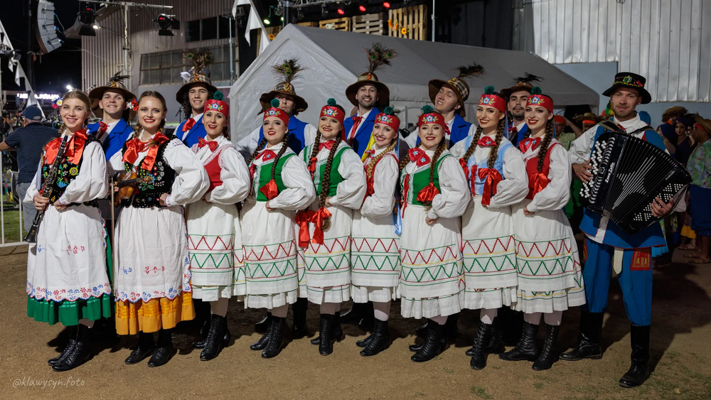 grupa tancerzy w strojach krośnieńskich